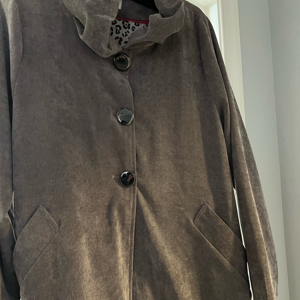 Large women’s coat very pretty worn once lined with leopard